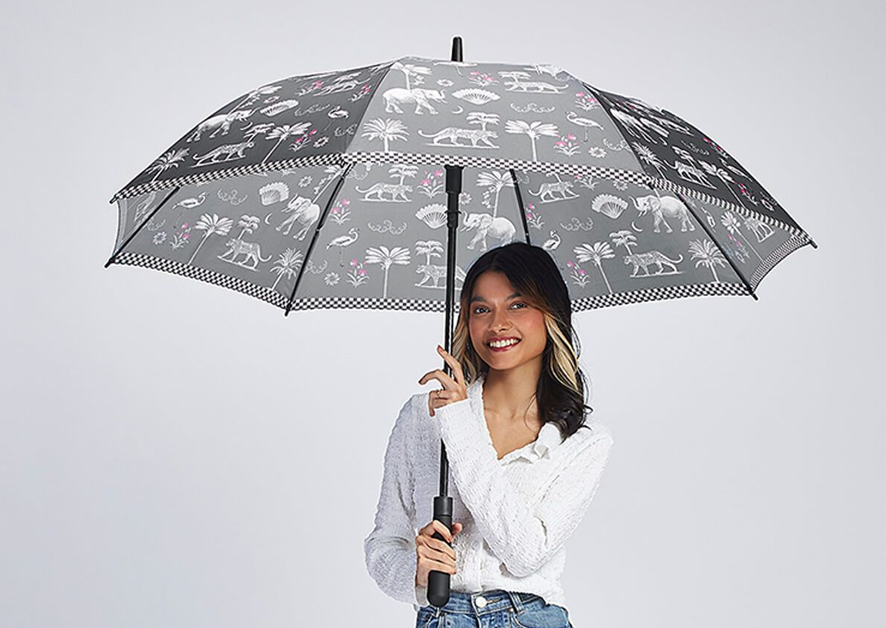 Oversized safeguard: Full-size umbrella for maximum protection