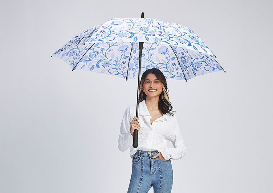 Bloom your rainy day with a Blaue Blume Long Rain Umbrella